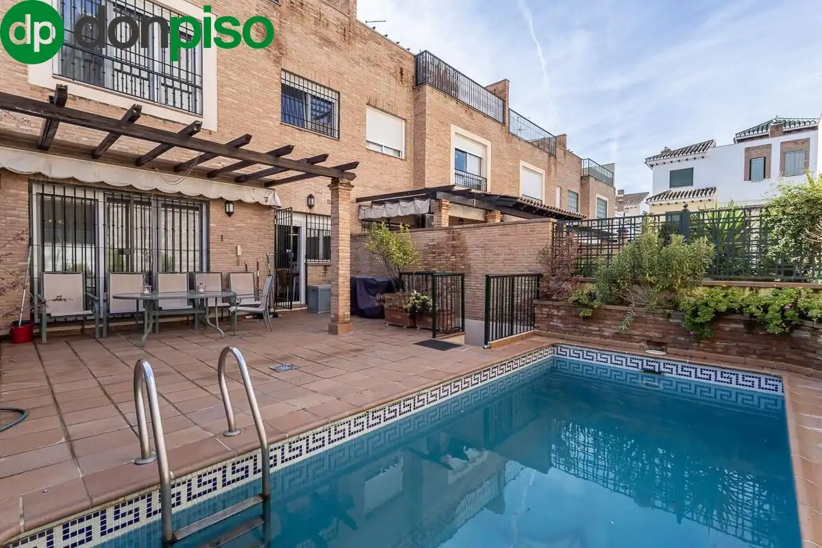 Piscina de Casa adosada en venta en Granada con Calefacción, Jardín privado y Terraza