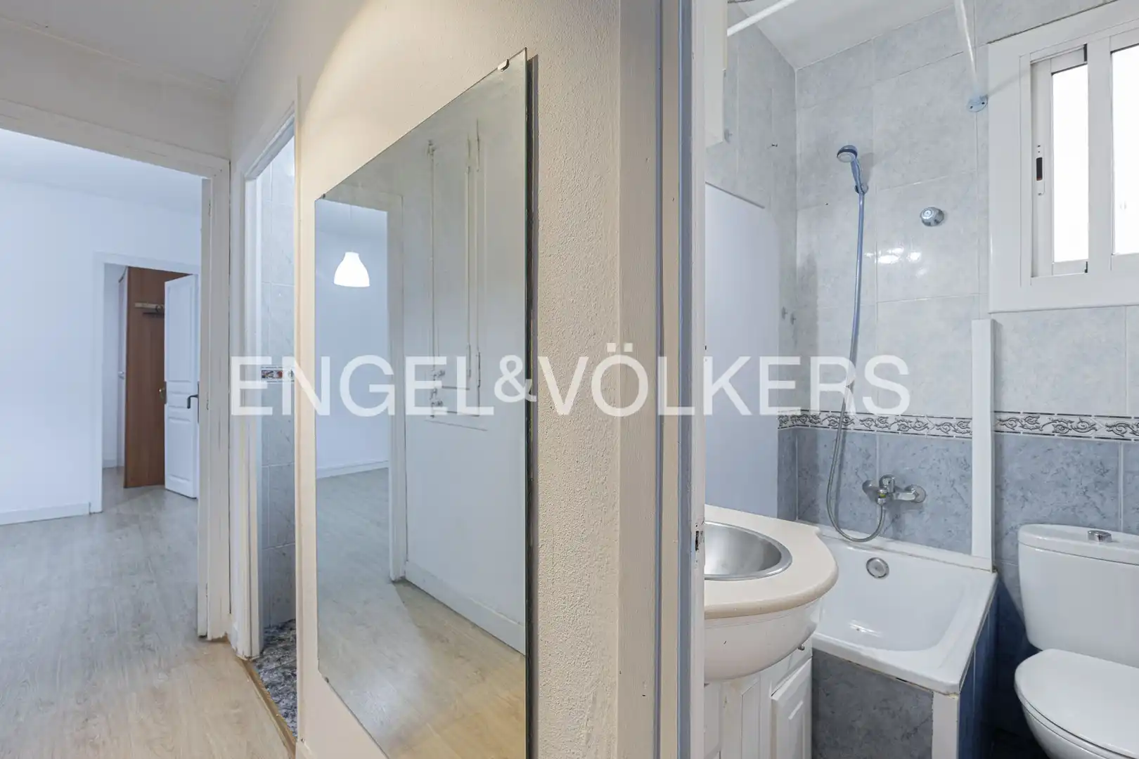 Bathroom of Flat for sale in Barcelona  with Heating, Parquet flooring and Balcony