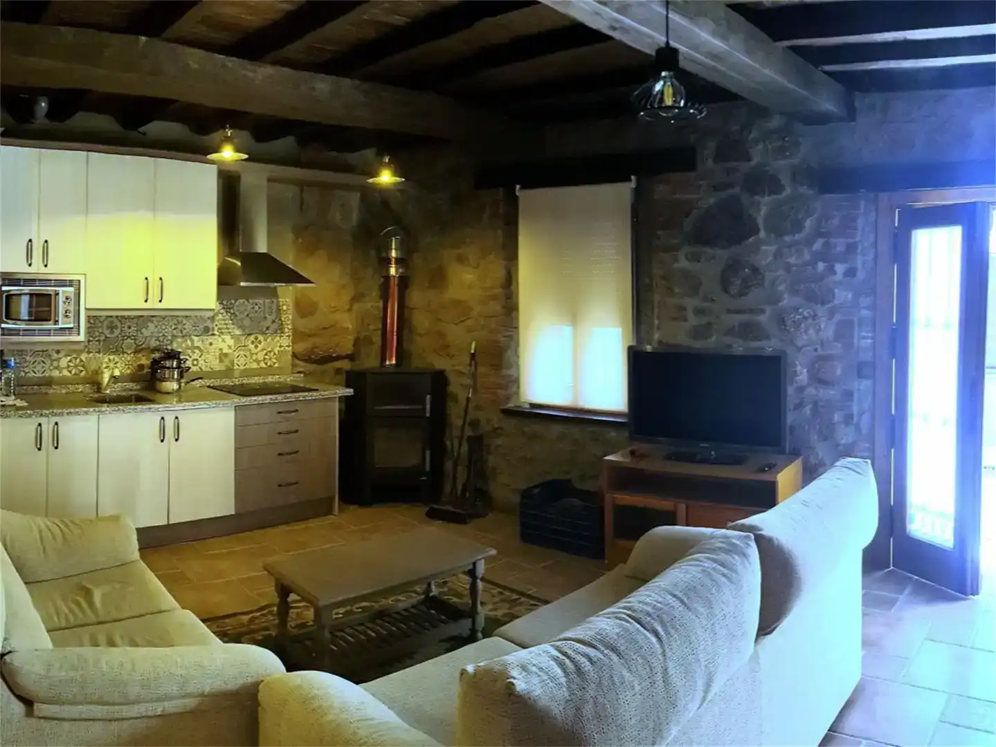 Sala d'estar de Casa adosada en venda en Valdastillas amb Aire condicionat, Moblat i Forn