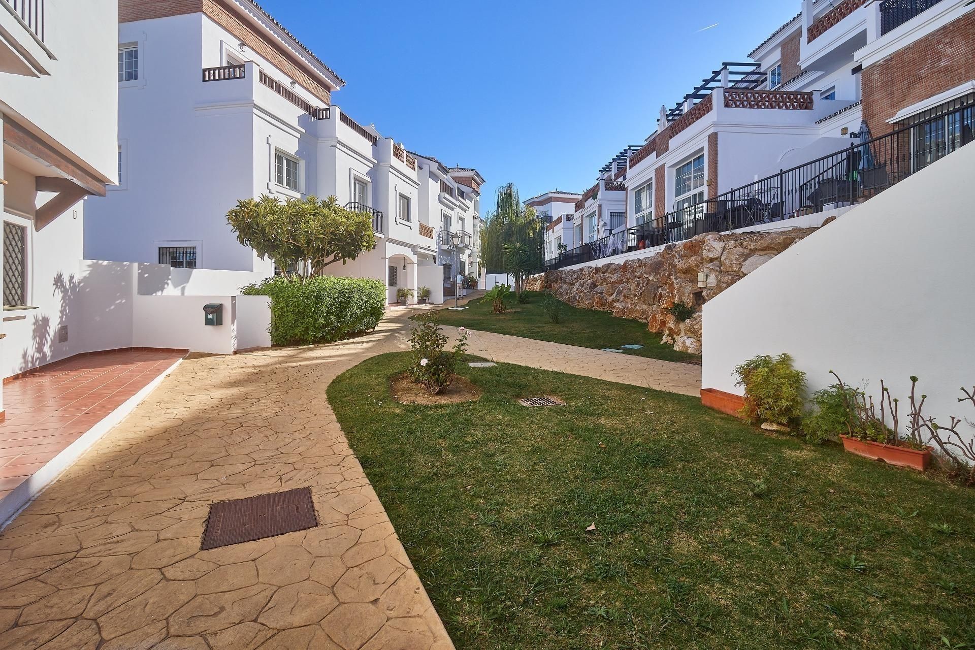 Vista exterior de Casa adosada en venta en Alhaurín de la Torre con Aire acondicionado, Calefacción y Jardín privado