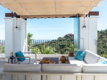 Penthouse with pool for sale in La Mairena