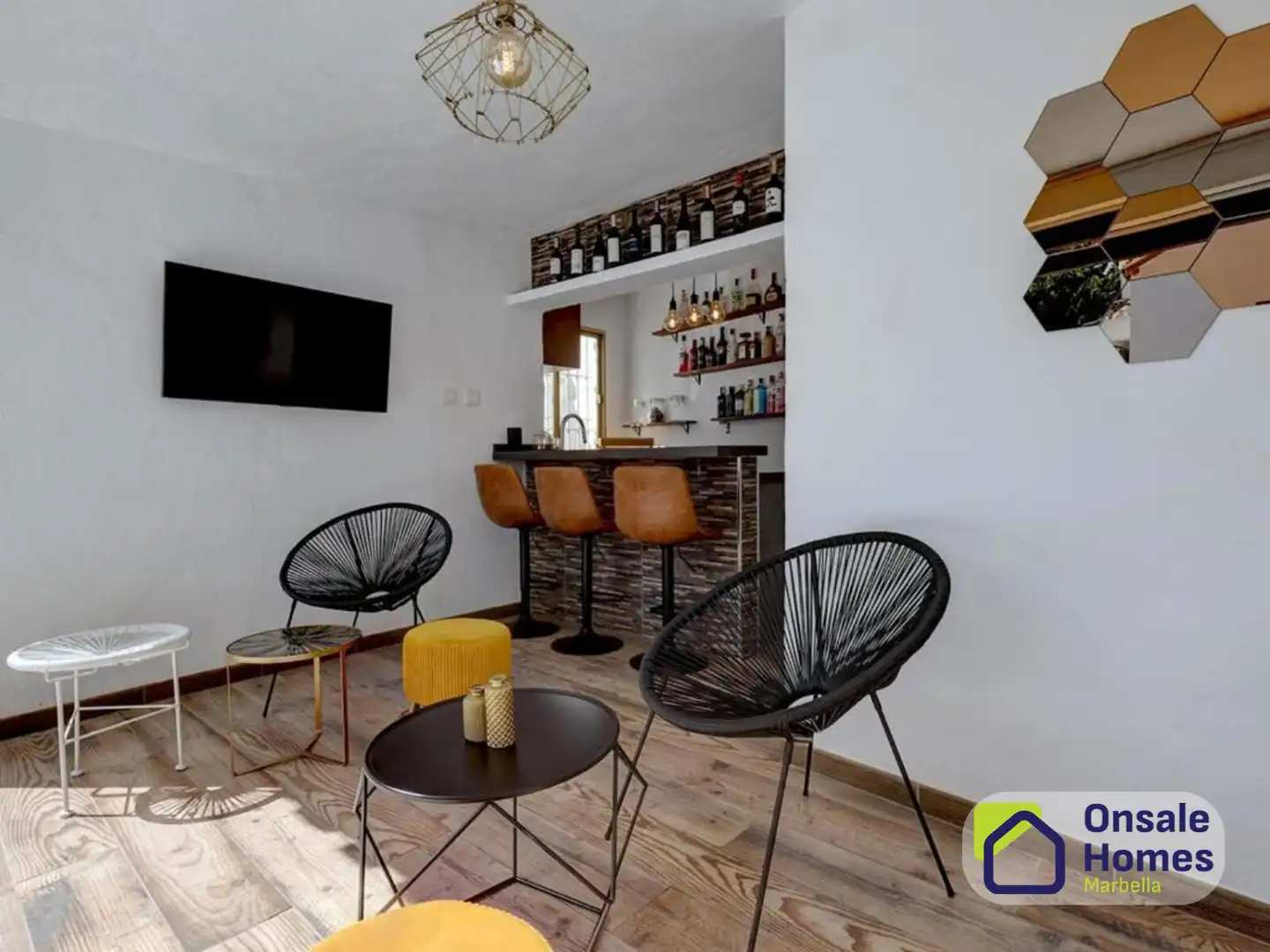Sala d'estar de Casa o xalet en venda en Marbella amb Aire condicionat, Jardí privat i Terrassa