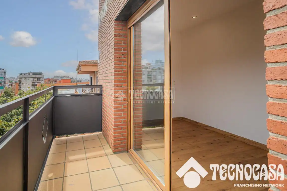 Balcony of Houses for sale in Santa Coloma de Gramenet  with Air Conditioner, Heating and Terrace