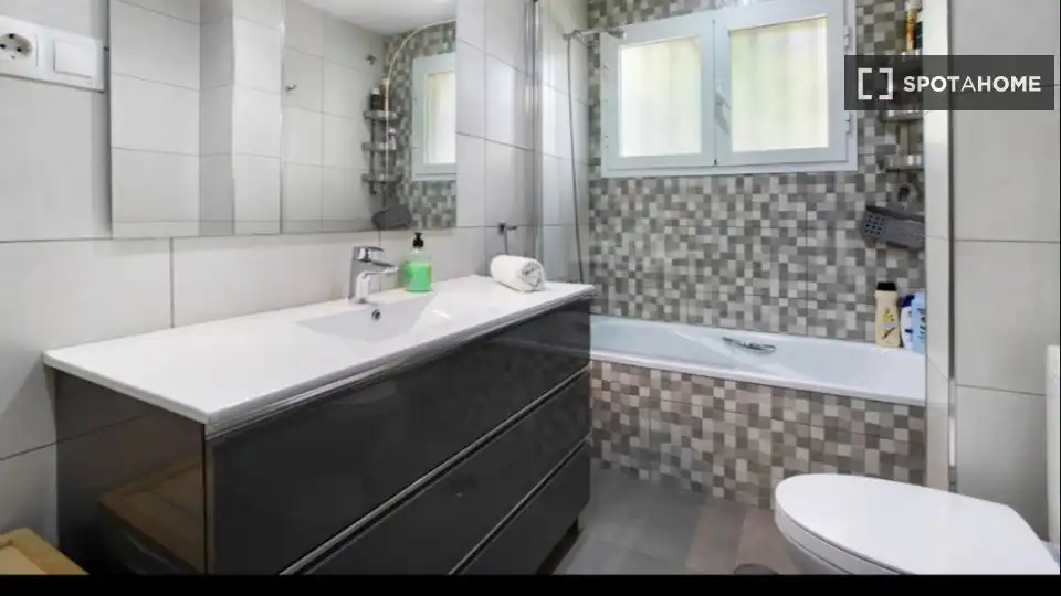 Bany de Apartament per a compartir en Torremolinos amb Aire condicionat, Terrassa i Moblat