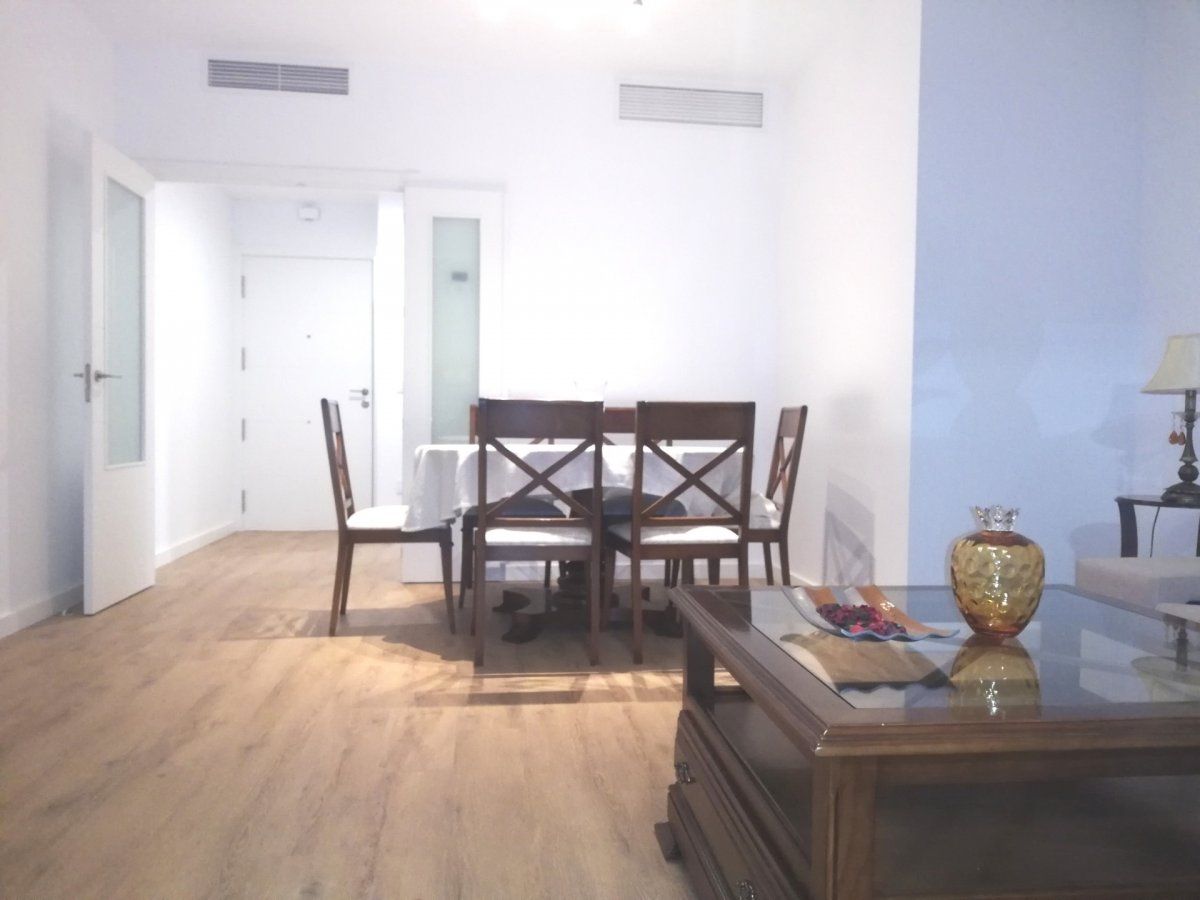 Menjador de Pis de lloguer en Dos Hermanas amb Aire condicionat, Terrassa i Moblat