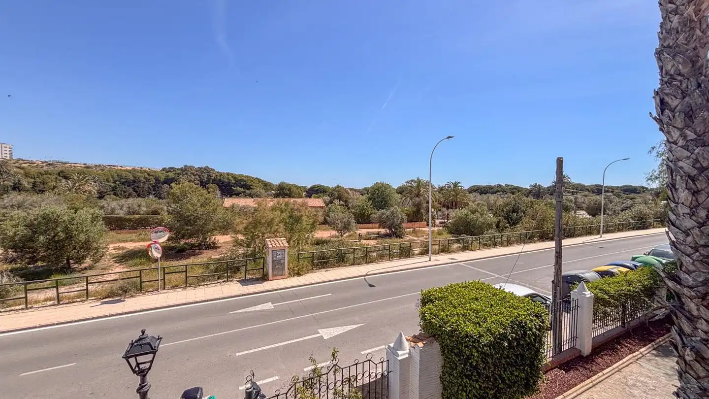 Vista exterior de Casa adosada en venda en Santa Pola amb Aire condicionat, Jardí privat i Terrassa