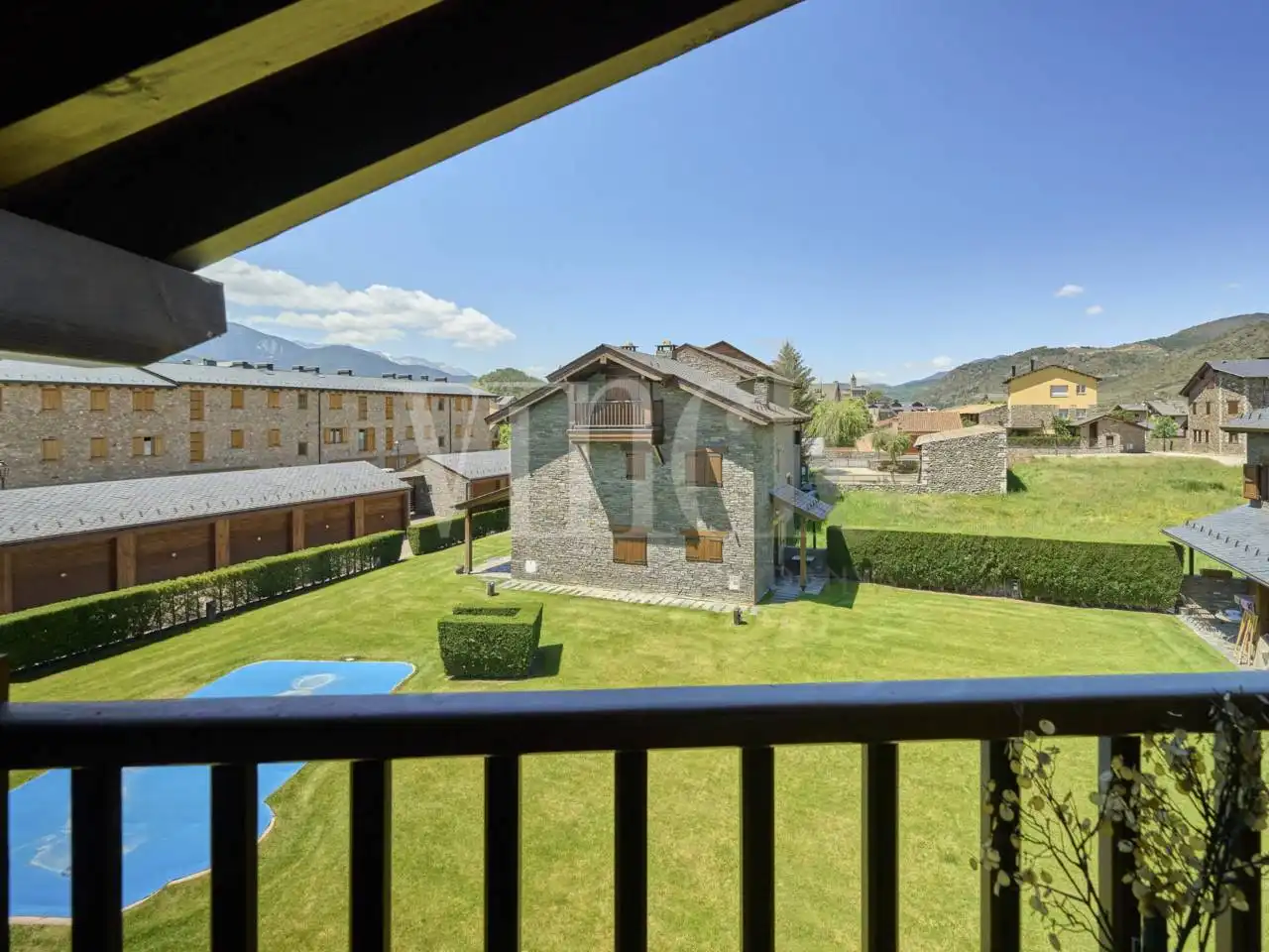 Jardí de Casa adosada en venda en Bellver de Cerdanya amb Calefacció, Parquet i Terrassa