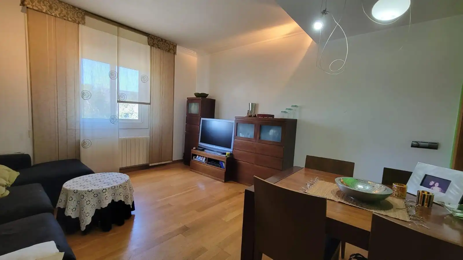 Sala d'estar de Pis en venda en L'Hospitalet de Llobregat amb Aire condicionat, Calefacció i Parquet