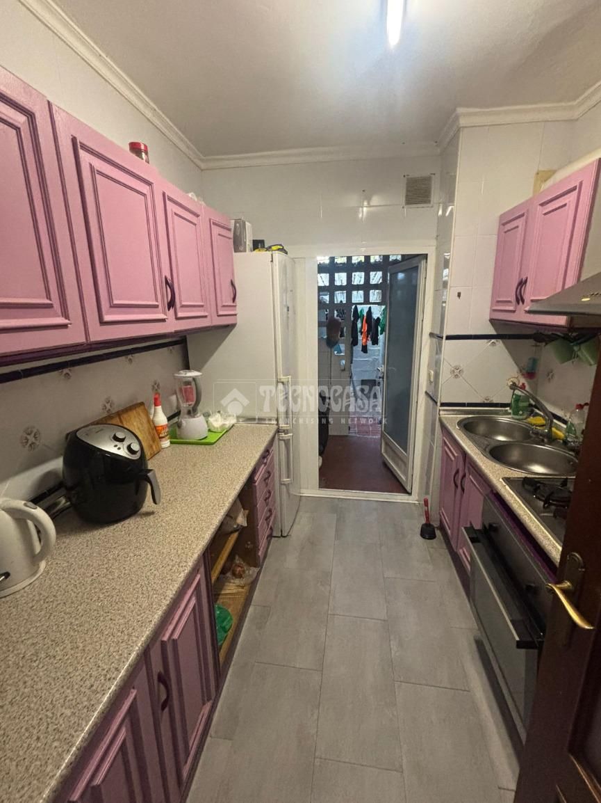 Kitchen of Flat for sale in  Granada Capital