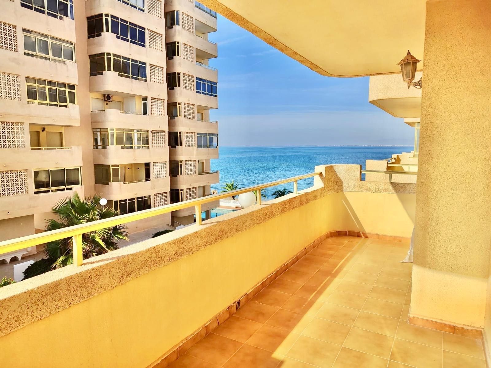 Terrassa de Apartament en venda en La Manga del Mar Menor amb Terrassa, Piscina i Rentadora