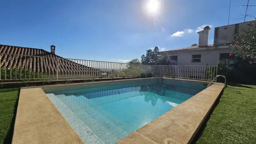 Piscina de Casa o xalet en venda en Barcelona amb Aire condicionat, Calefacció i Jardí privat