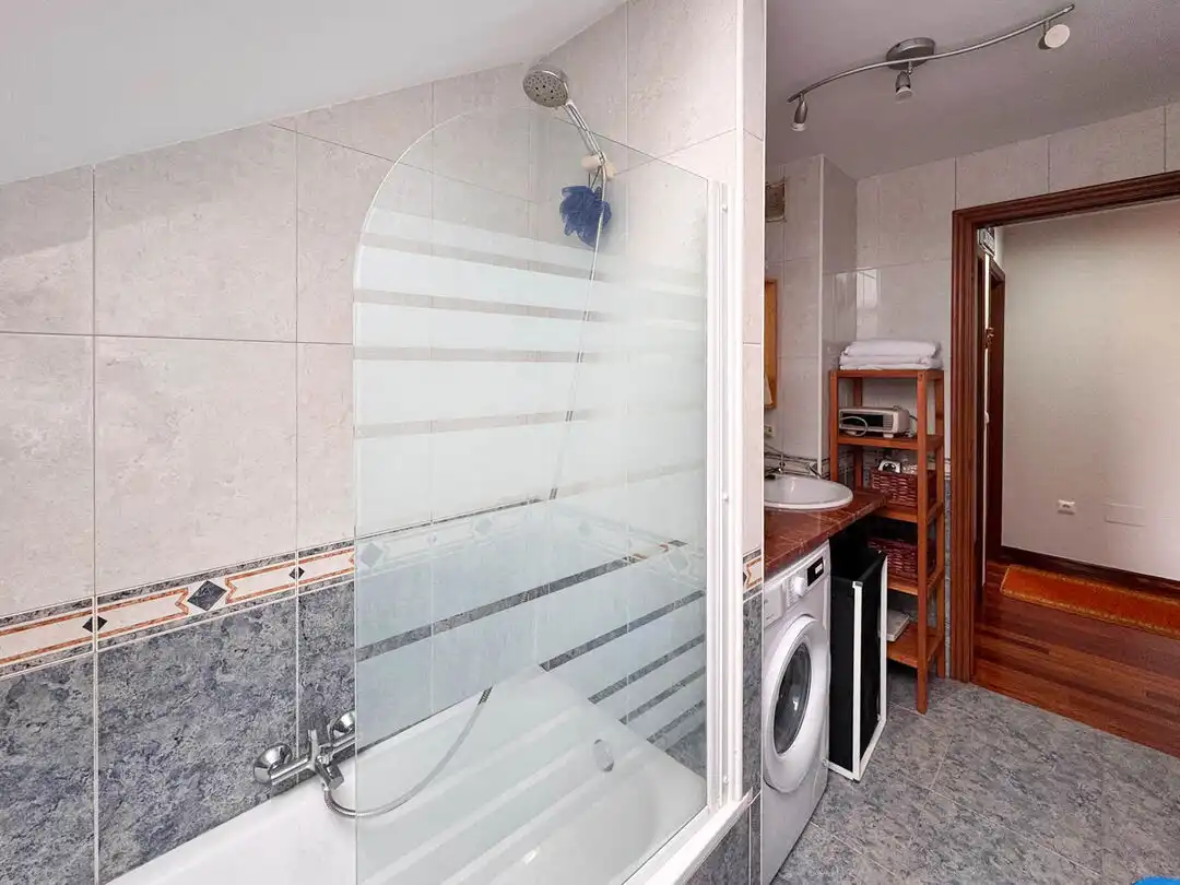 Badezimmer von Dachboden zur Miete in Entrambasaguas mit Heizung, Terrasse und Schwimmbad