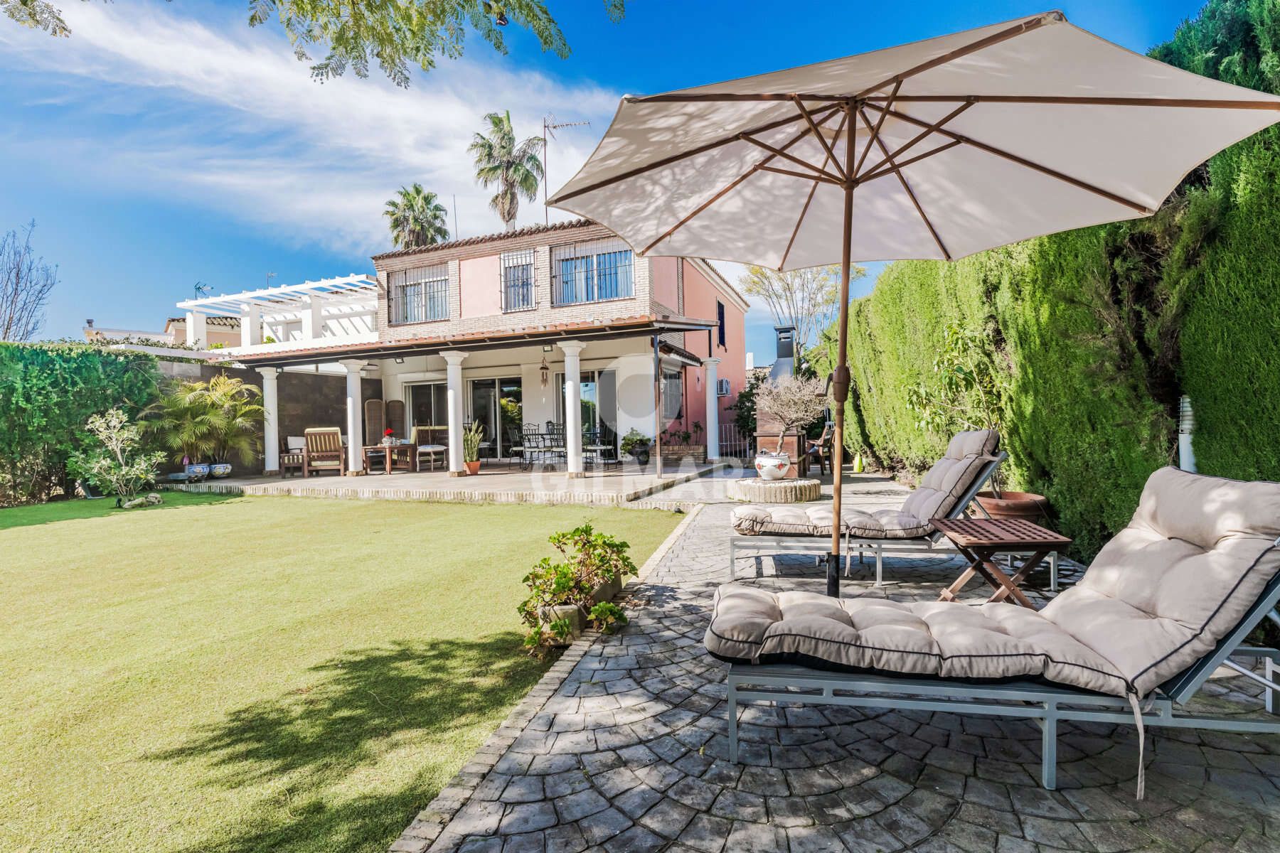 Jardí de Casa adosada en venda en Gelves amb Calefacció, Jardí privat i Piscina
