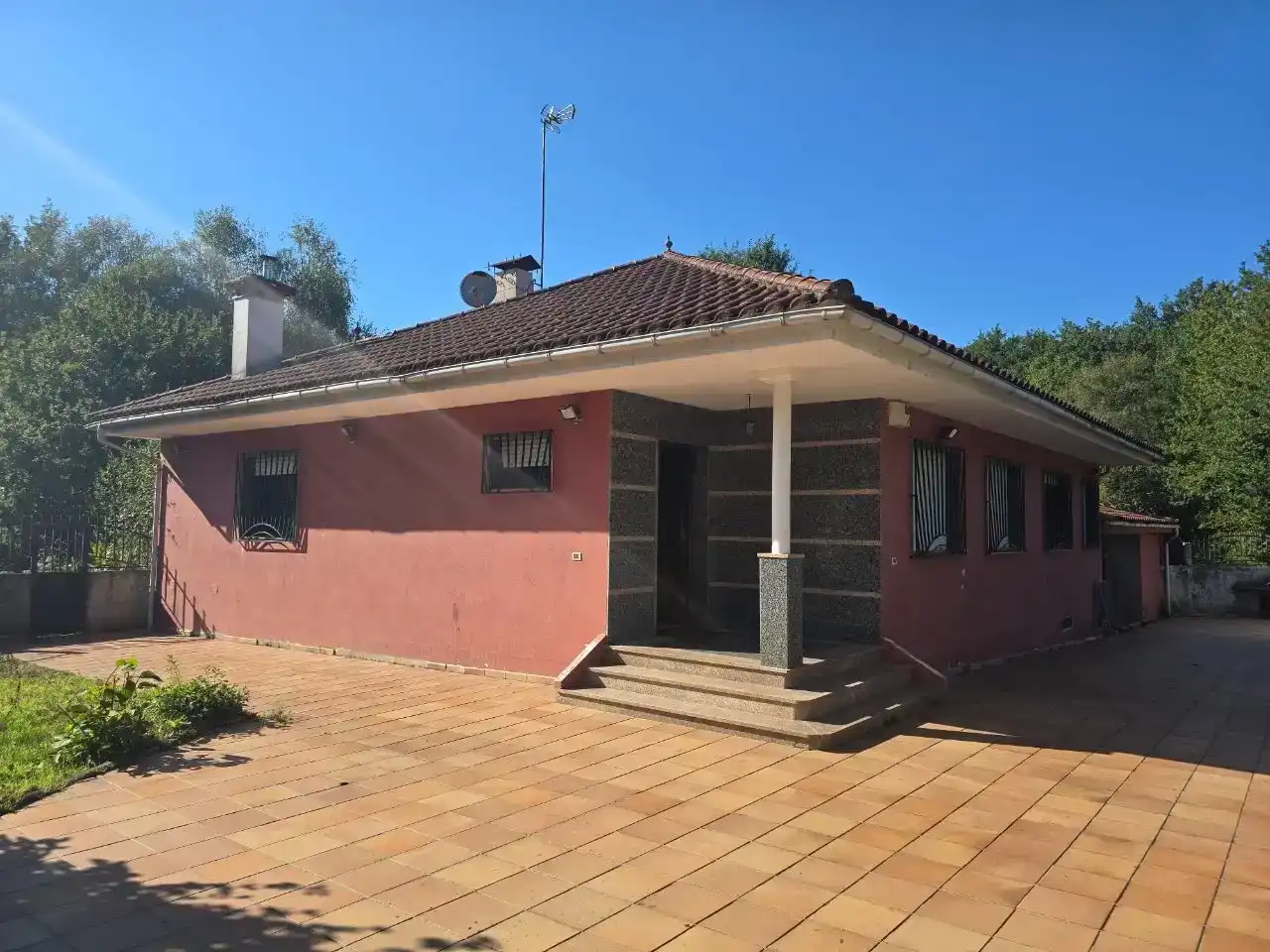 Vista exterior de Casa o xalet en venda en Mondariz amb Piscina