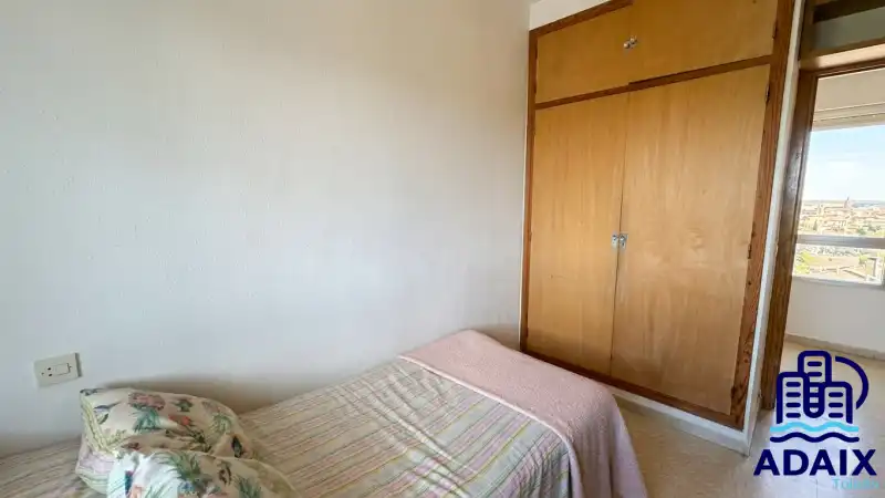 Dormitori de Casa o xalet en venda en Bargas amb Calefacció, Terrassa i Moblat