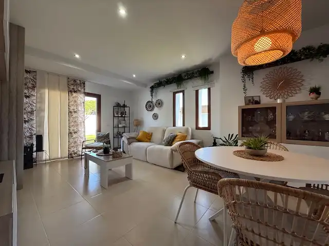 Sala d'estar de Casa adosada en venda en Chiclana de la Frontera amb Jardí privat, Terrassa i Traster
