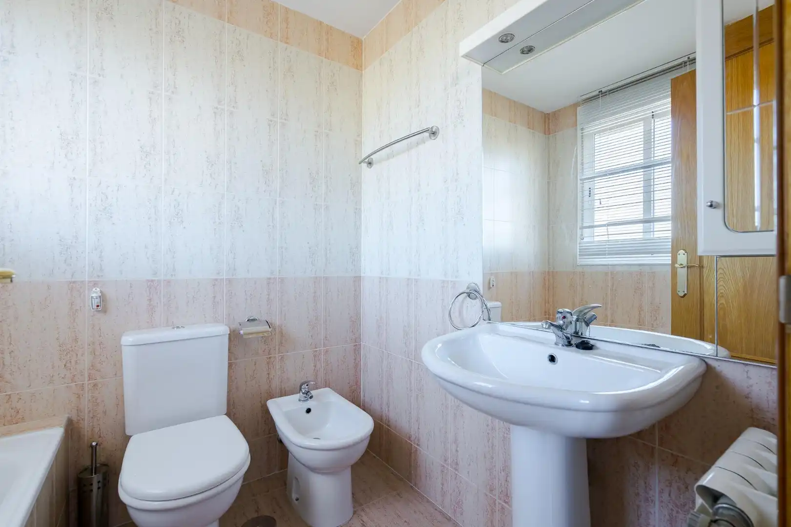 Badezimmer von Einfamilien-Reihenhaus zum Verkauf in Carabaña mit Heizung, Privatgarten und Terrasse