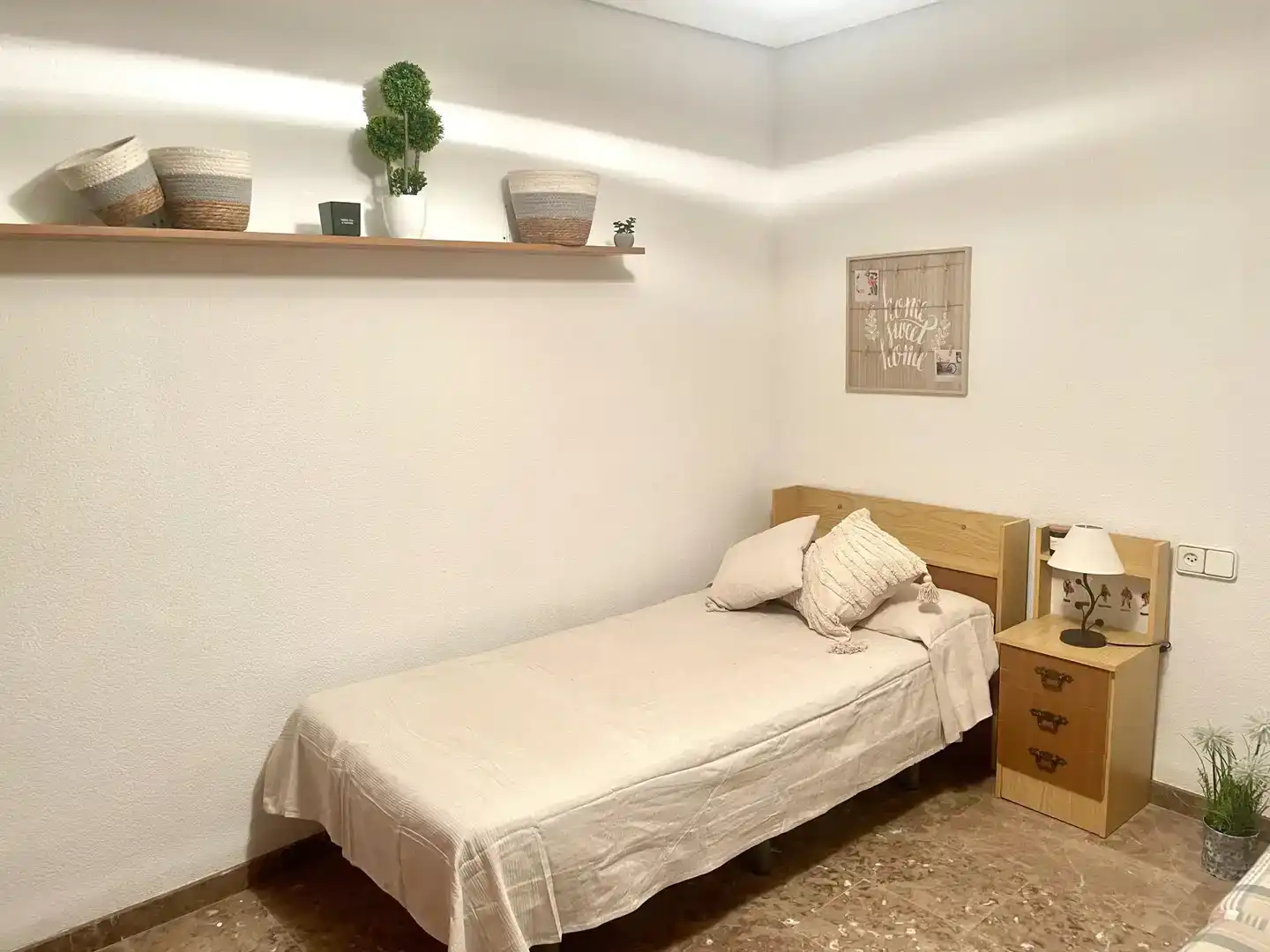 Dormitori de Dúplex per a compartir en Alicante / Alacant amb Moblat