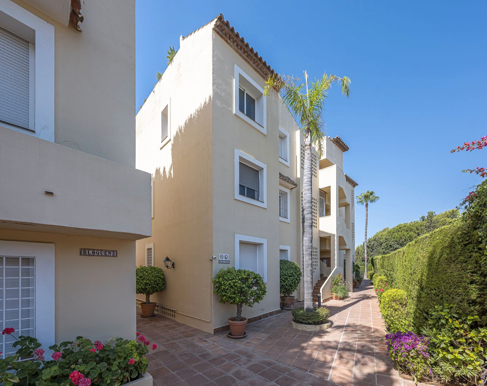 Vista exterior de Àtic en venda en Marbella amb Aire condicionat, Terrassa i Traster