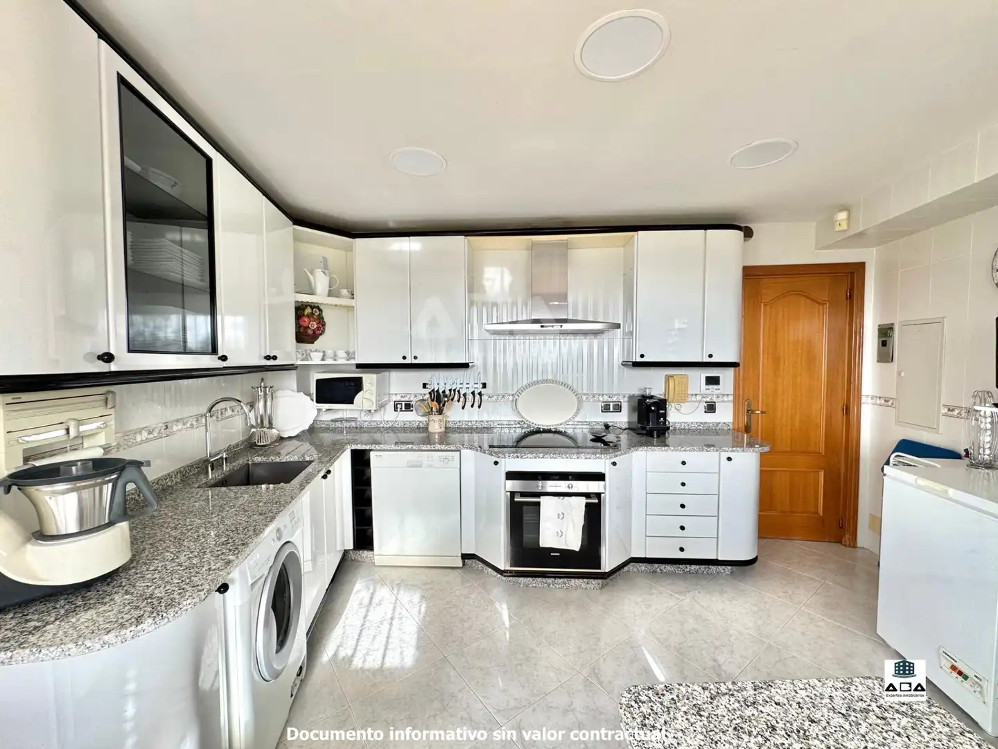 Cocina de Casa o chalet en venta en Poyales del Hoyo con Aire acondicionado, Calefacción y Jardín privado