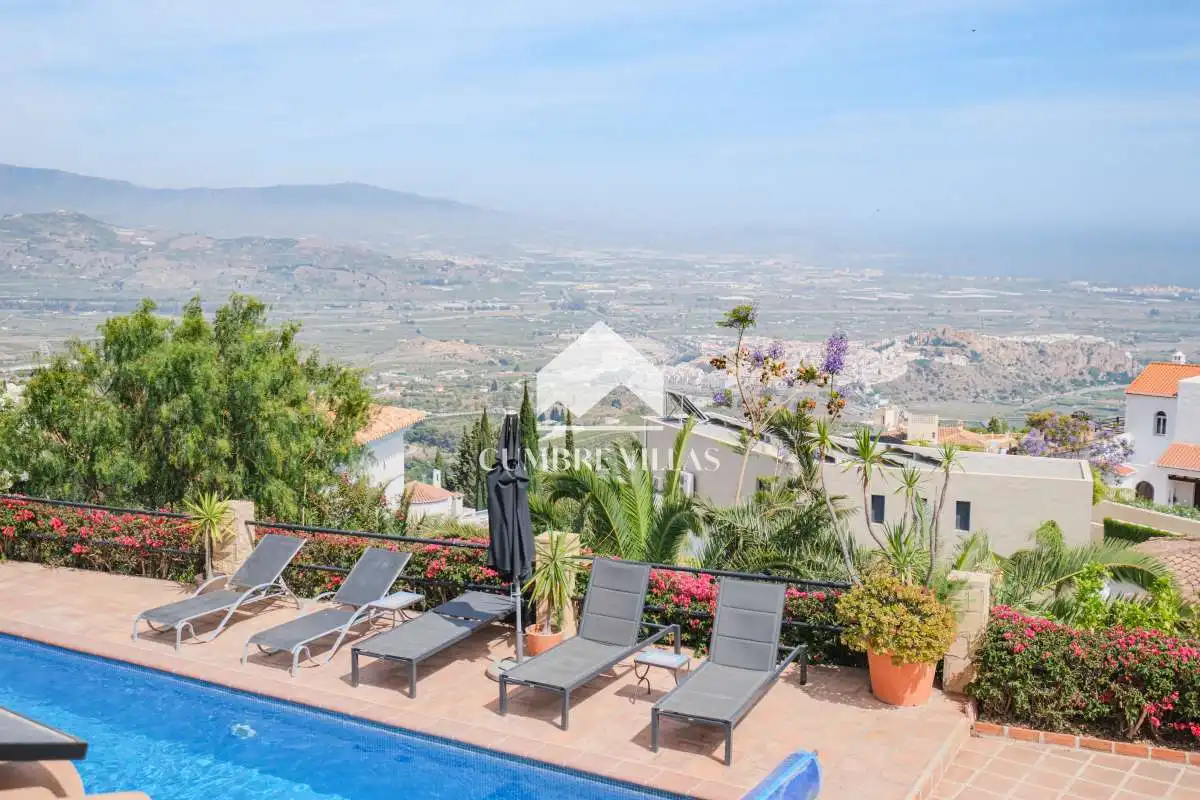 Vista exterior de Casa o xalet en venda en Salobreña amb Jardí privat, Terrassa i Piscina comunitària