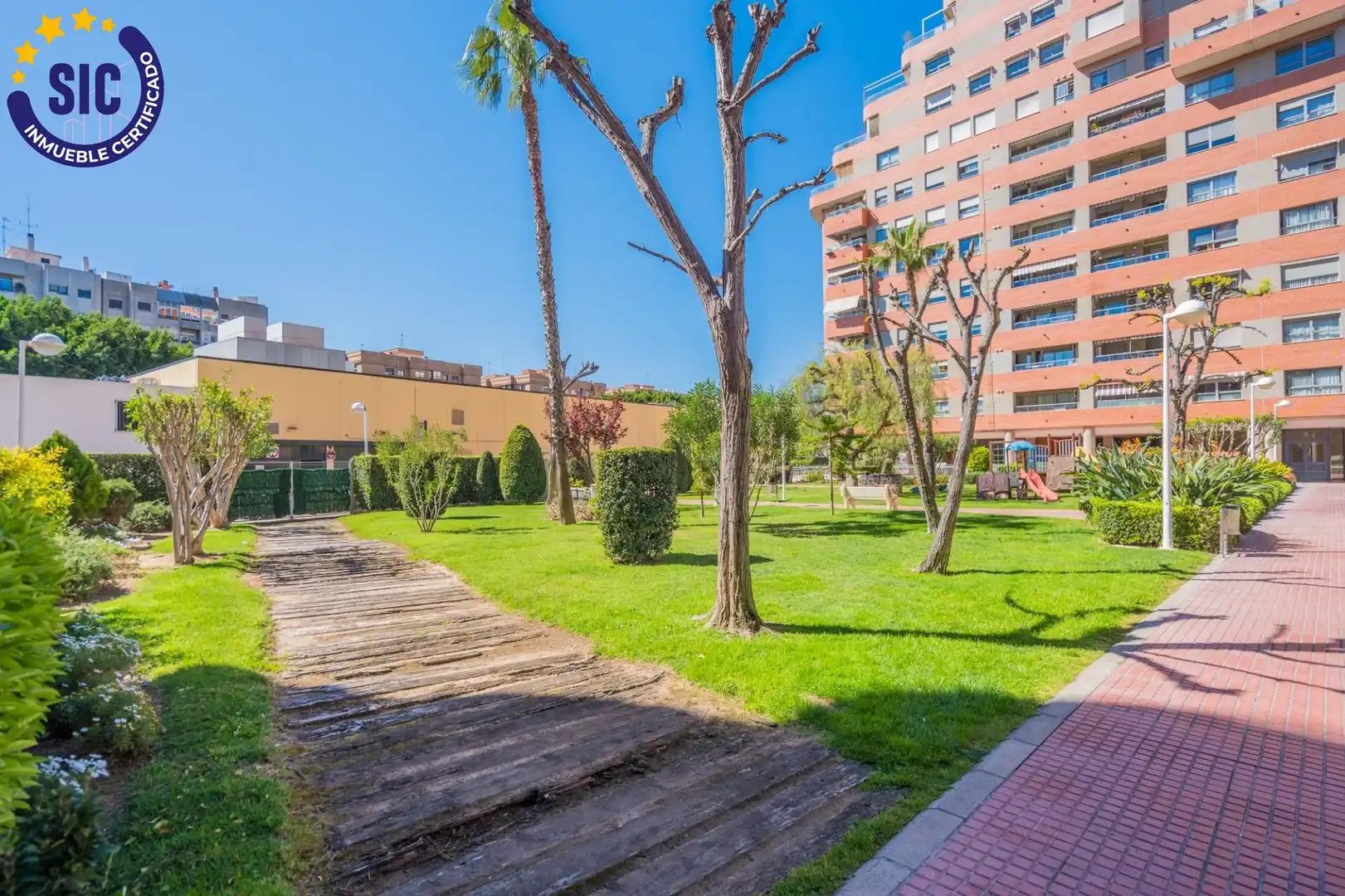 Vista exterior de Àtic en venda en Mislata amb Aire condicionat, Calefacció i Jardí privat