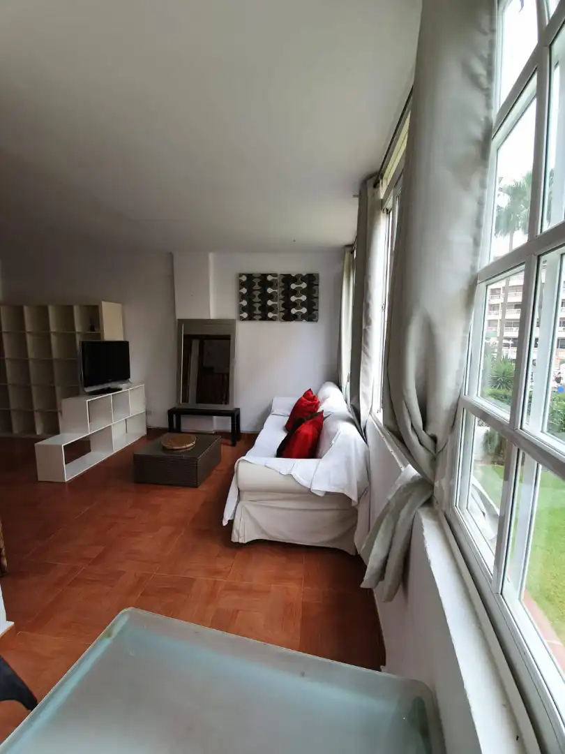 Sala d'estar de Apartament de lloguer en Torremolinos amb Moblat i Piscina comunitària