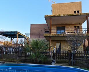 Vista exterior de Casa o xalet en venda en Cedillo del Condado amb Aire condicionat, Terrassa i Piscina