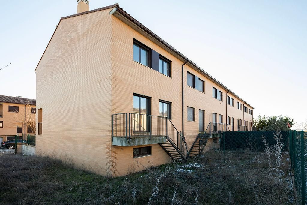 Vista exterior de Casa adosada en venda en Morales de Toro amb Jardí privat