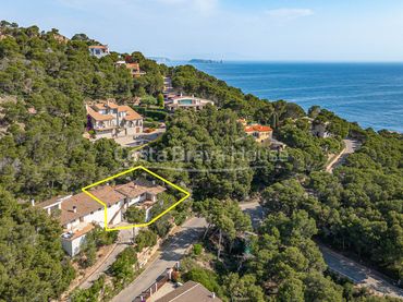 Terraced house with balcony for sale in Carrer Medas 41