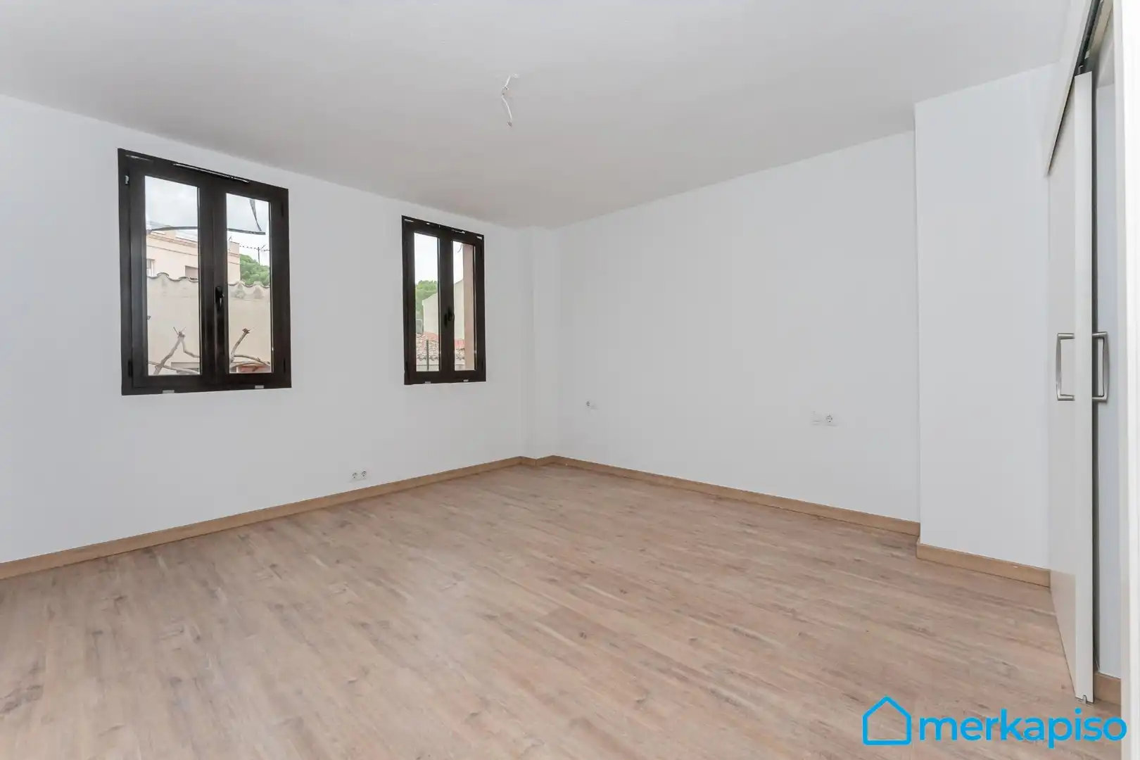Habitación de Casa adosada en venta en Sant Boi de Llobregat con Jardín privado, Parquet y Terraza