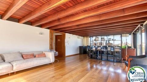 Casa unifamiliar exclusiva con ascensor, jardín y múltiples espacios independientes en Llançà, image 3