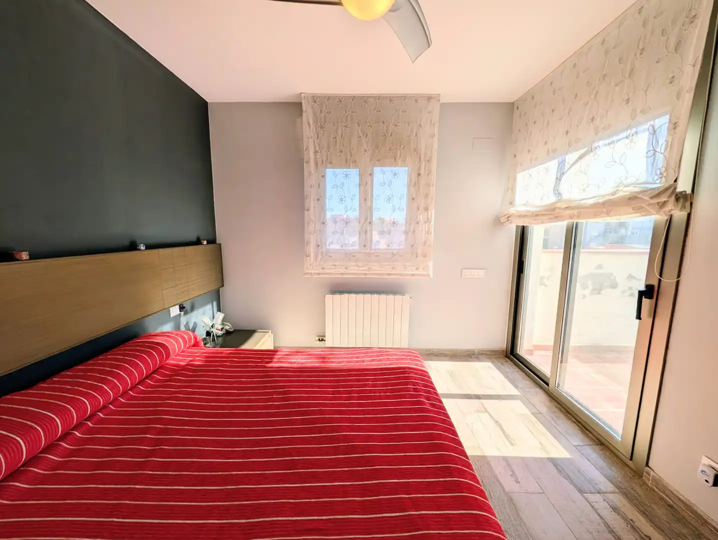 Habitación de Casa adosada en venta en Badalona con Parquet, Terraza y Trastero