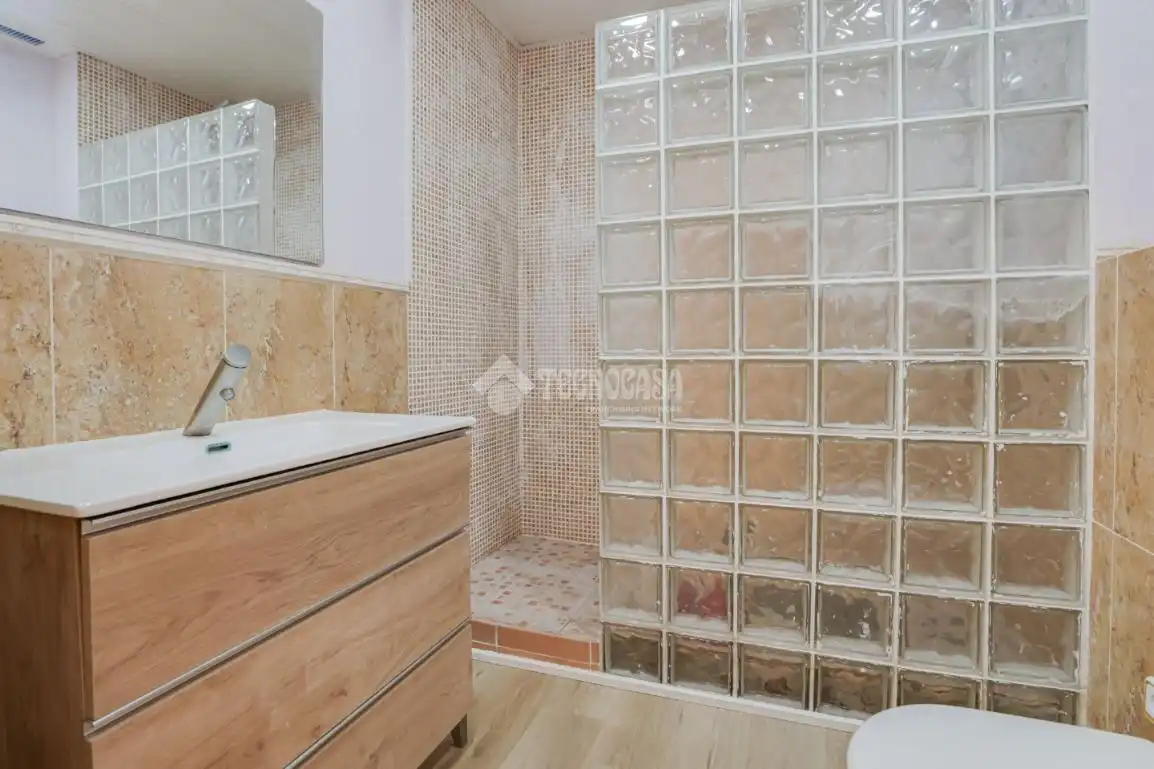 Baño de Casa adosada en venta en Terrassa con Aire acondicionado, Terraza y Trastero