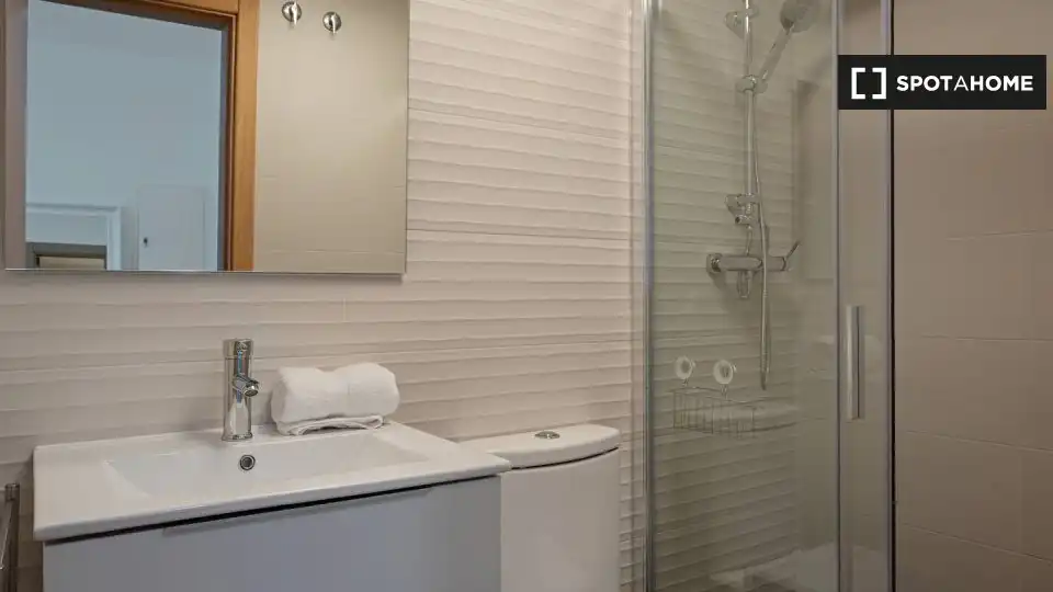 Bathroom of Flat for rent in Madrid  with Air Conditioner, Heating and Furnished