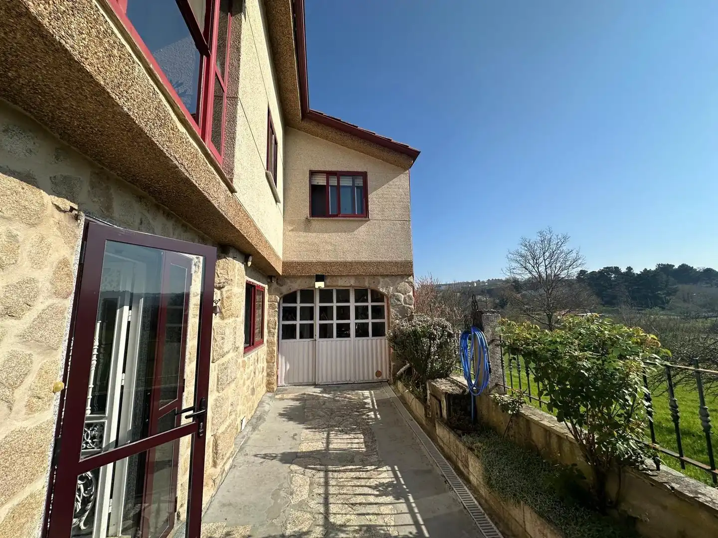 Vista exterior de Casa o xalet en venda en Allariz amb Calefacció, Jardí privat i Moblat