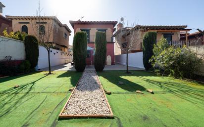 Vista exterior de Casa o xalet en venda en Jun amb Calefacció, Jardí privat i Parquet