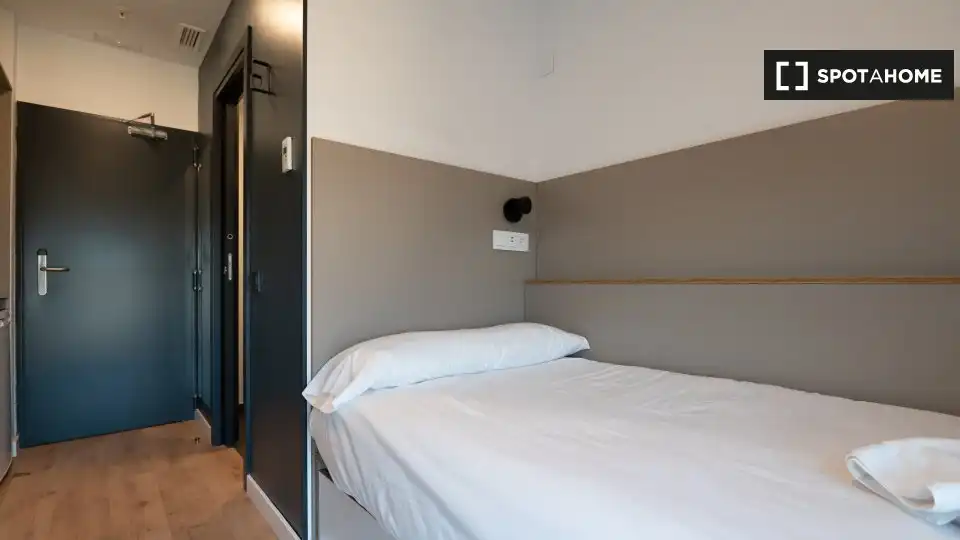 Room in El Cónsul - Ciudad Universitaria - El Romeral