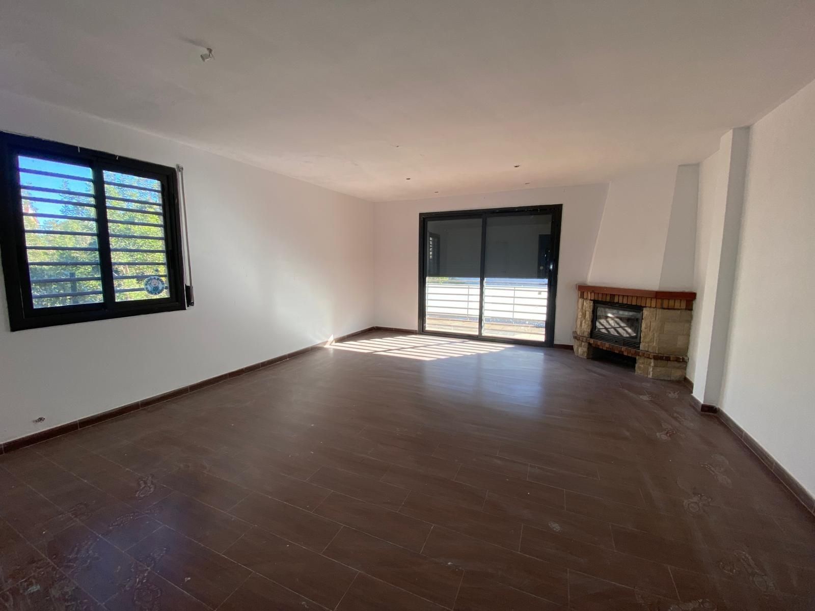 Sala d'estar de Casa adosada en venda en Vilanova i la Geltrú amb Jardí privat, Terrassa i Piscina