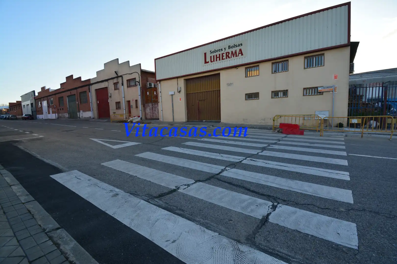 Vista exterior de Nau industrial en venda en Fuenlabrada amb Alarma
