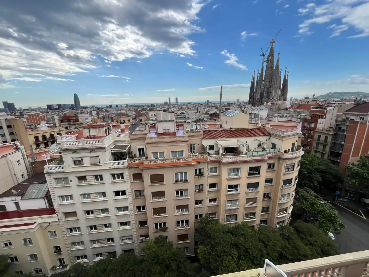 Vista exterior de Piso en venta en Barcelona con Horno, Lavadora y Microondas