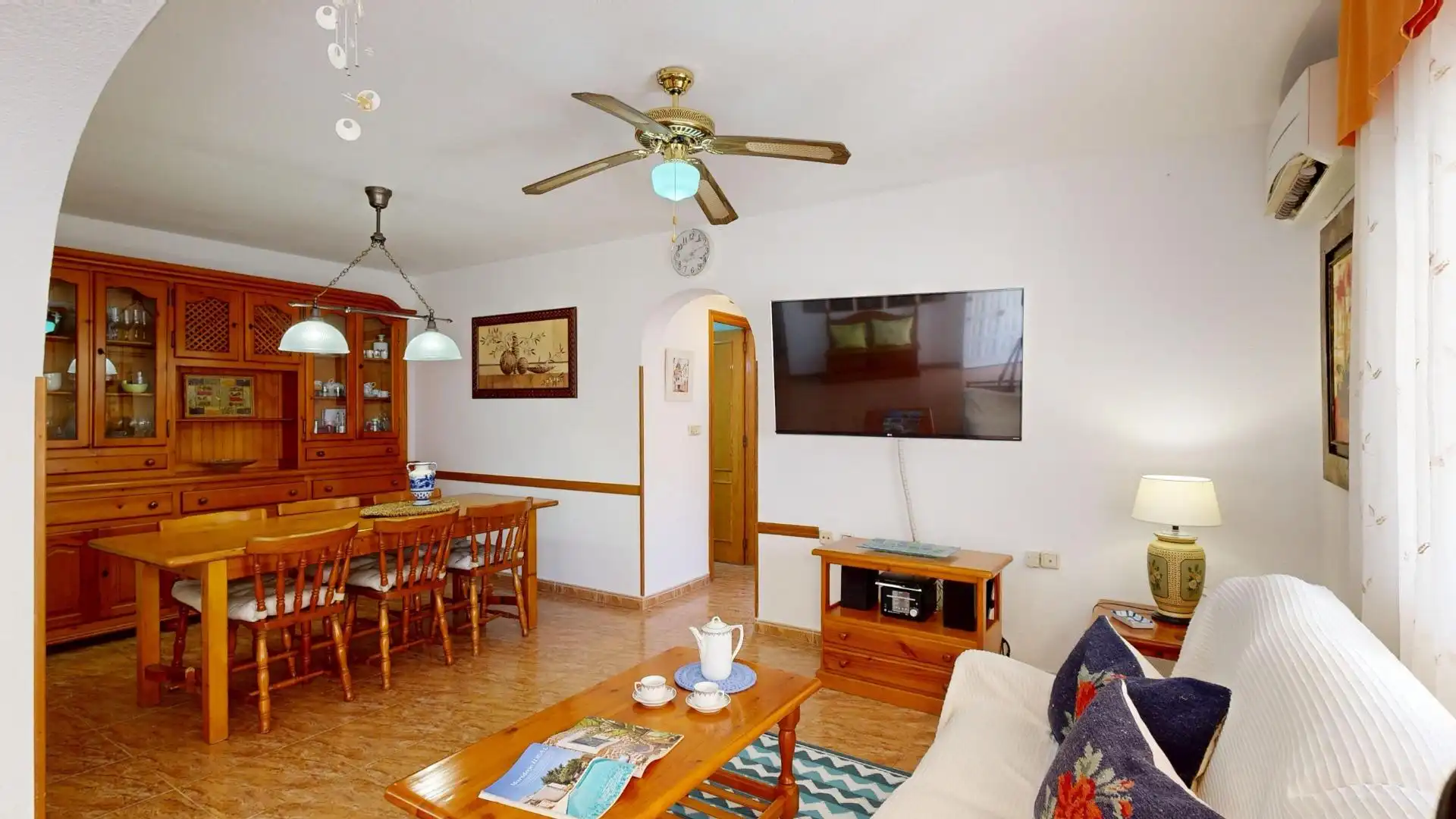 Sala d'estar de Casa adosada en venda en Torrevieja amb Aire condicionat, Calefacció i Jardí privat