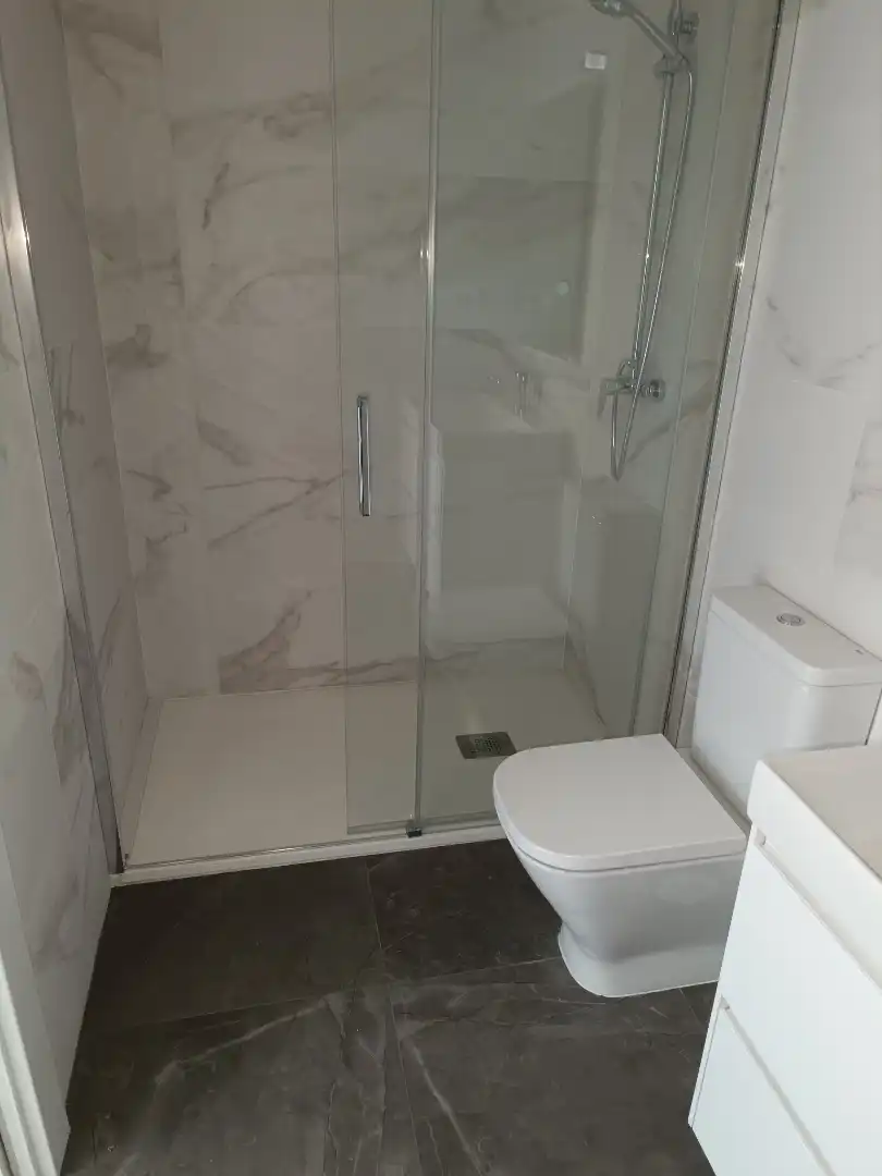 Badezimmer von Dachboden zum Verkauf in Oviedo  mit Heizung und Terrasse