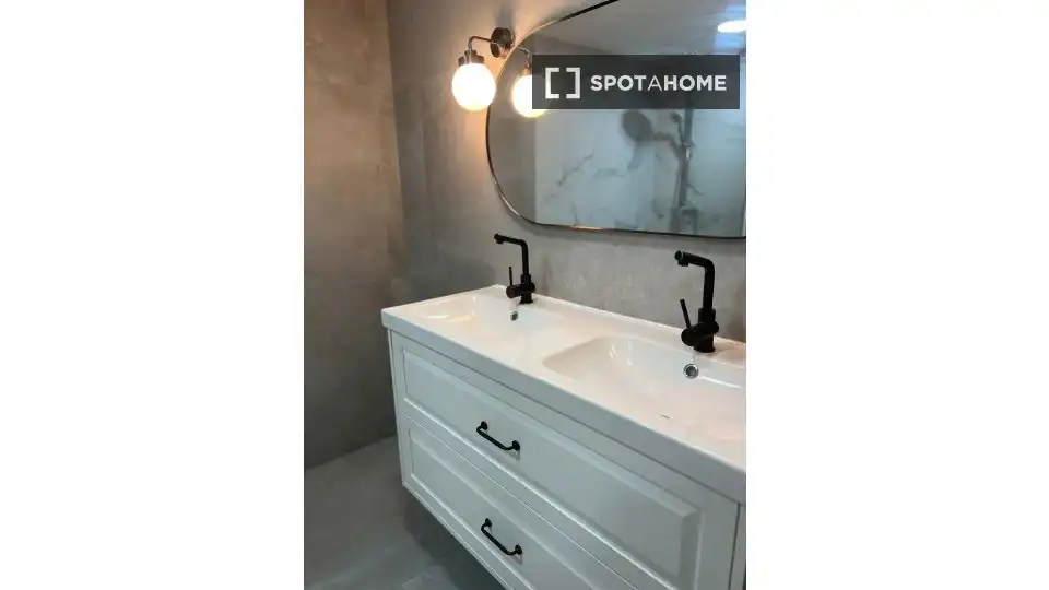 Baño de Piso para compartir en Zaragoza con Aire acondicionado, Terraza y Amueblado