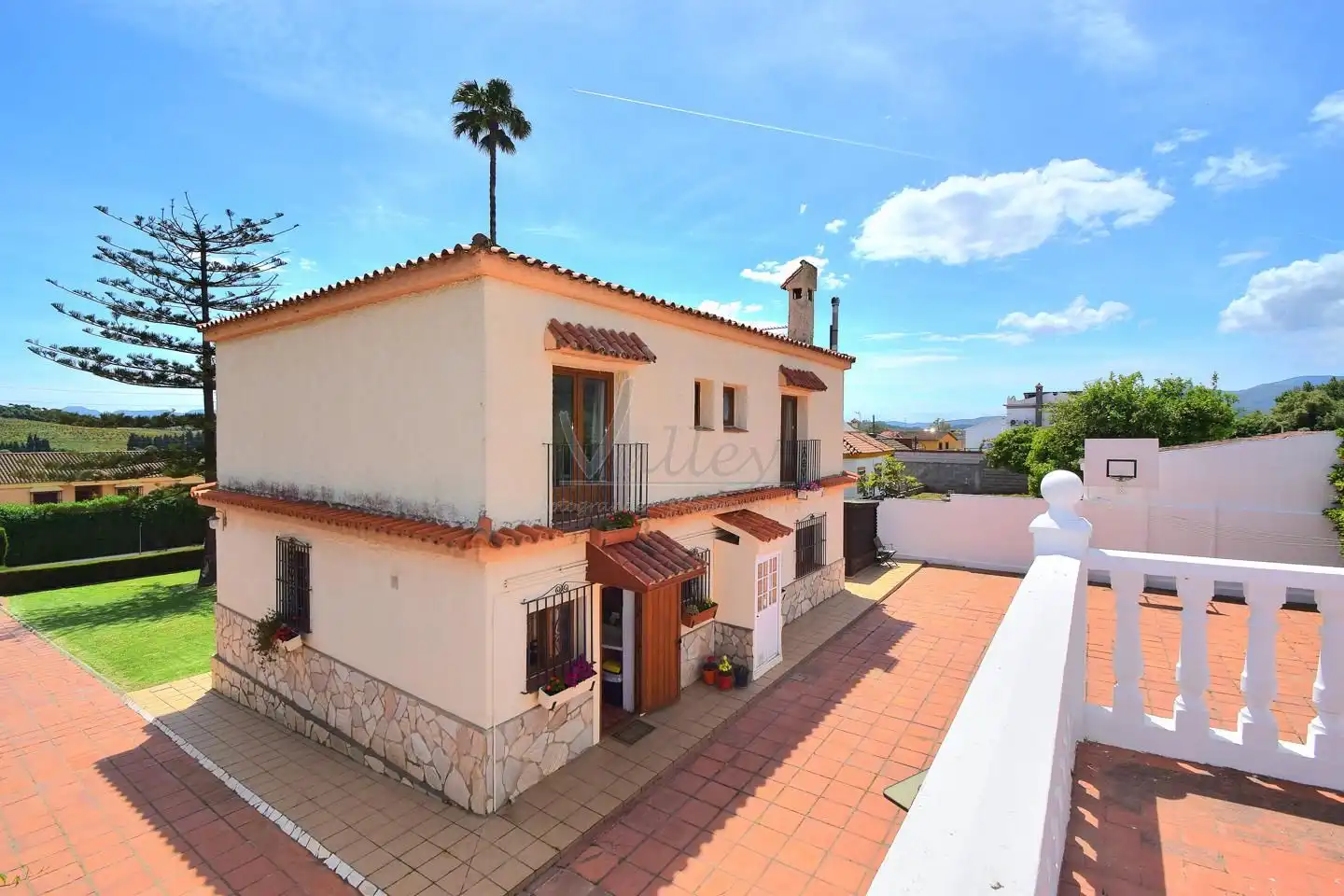 Vista exterior de Casa o xalet en venda en Los Barrios amb Jardí privat, Terrassa i Traster