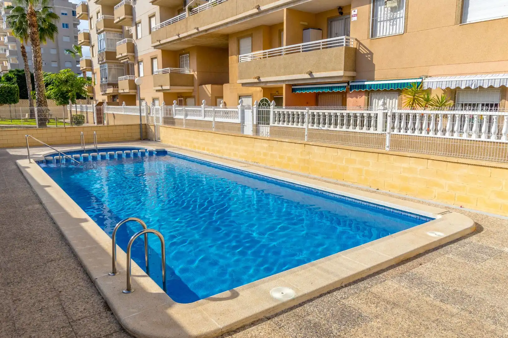 Piscina de Pis en venda en Torrevieja amb Aire condicionat, Calefacció i Terrassa