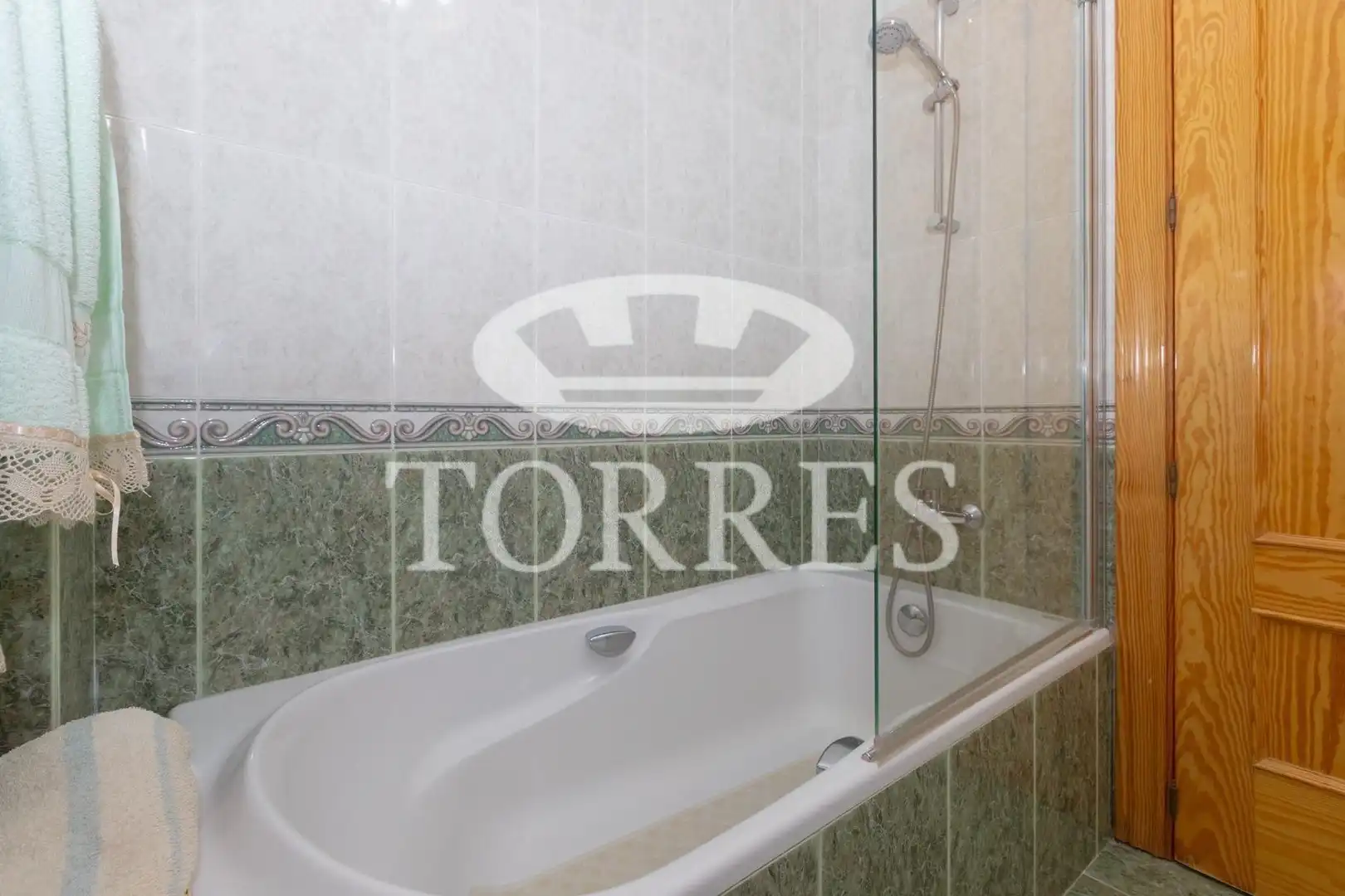 Bany de Casa o xalet en venda en Alhaurín de la Torre amb Aire condicionat, Calefacció i Jardí privat