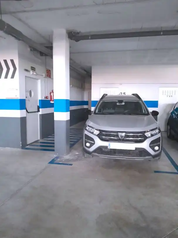 Aparcament de Apartament de lloguer en La Alcaidesa amb Aire condicionat, Calefacció i Jardí privat