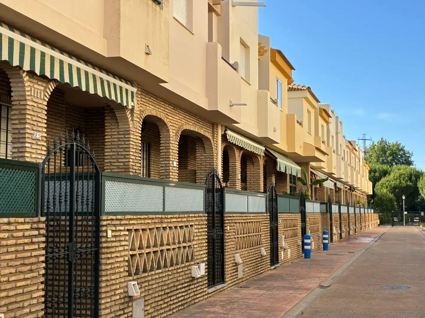 Vista exterior de Casa adosada en venda en La Antilla amb Terrassa, Traster i Moblat