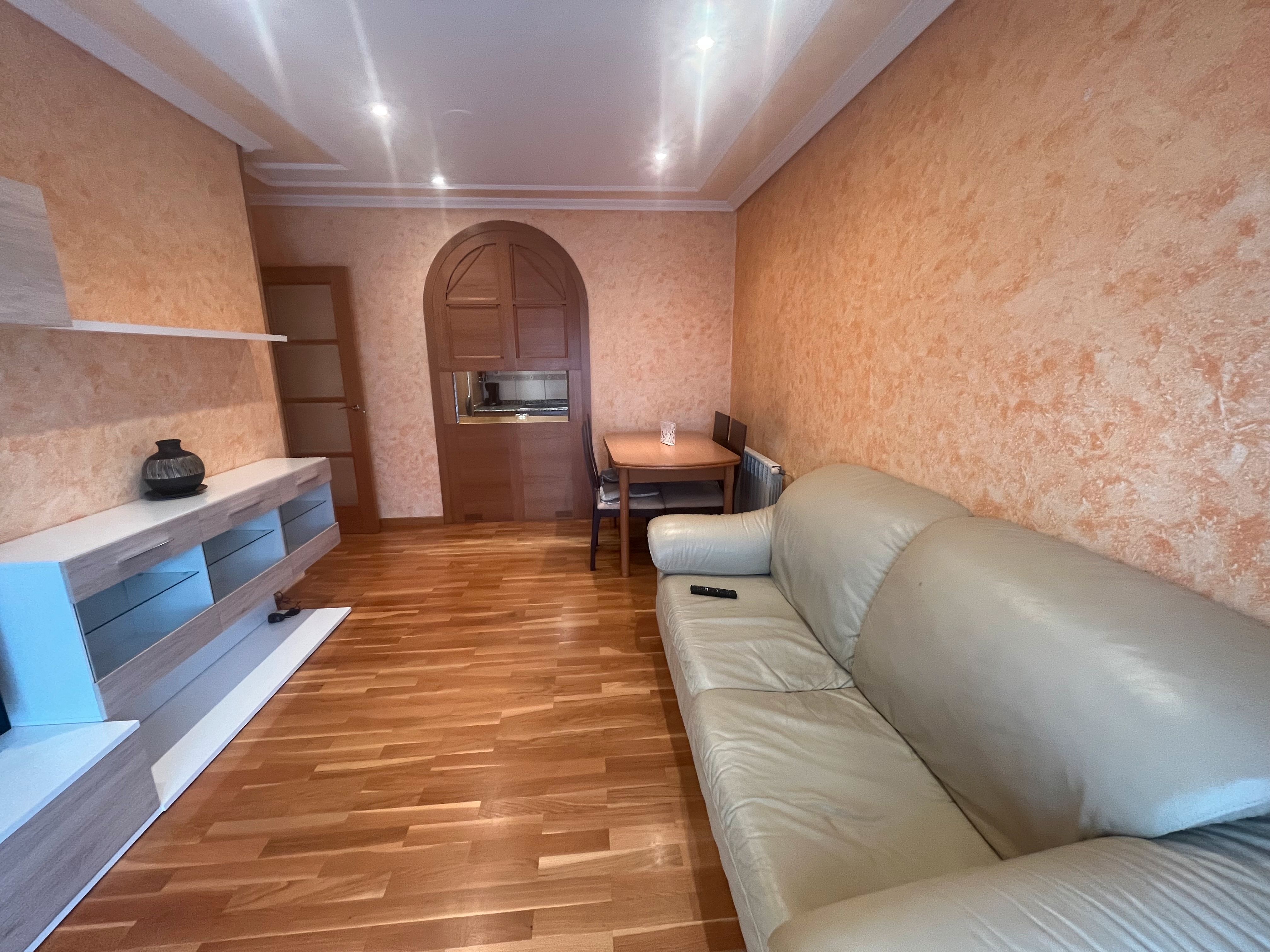 Sala d'estar de Pis de lloguer en Ordes amb Calefacció, Parquet i Traster